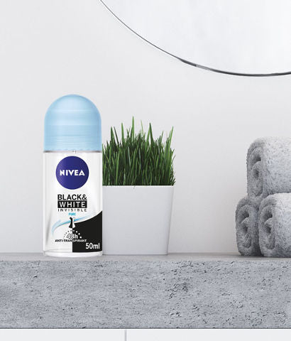 NIVEA דאודורנט רול און בלאק אנד וויט פיור לאישה